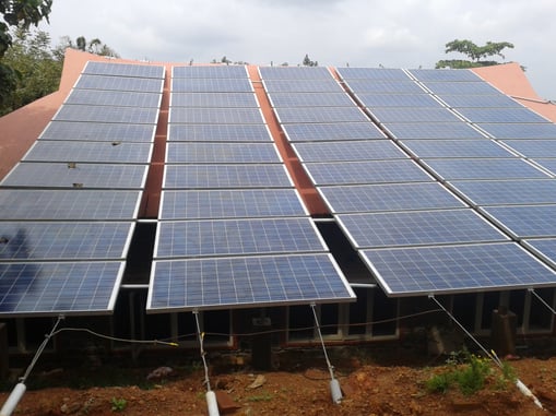 Flexibele zonnepanelen op een heuvel die met hete lucht worden gelast