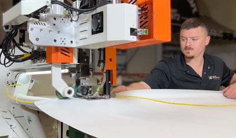 Thermoplastisch materiaal wordt gelast met Hot Wedge Miller weldmaster